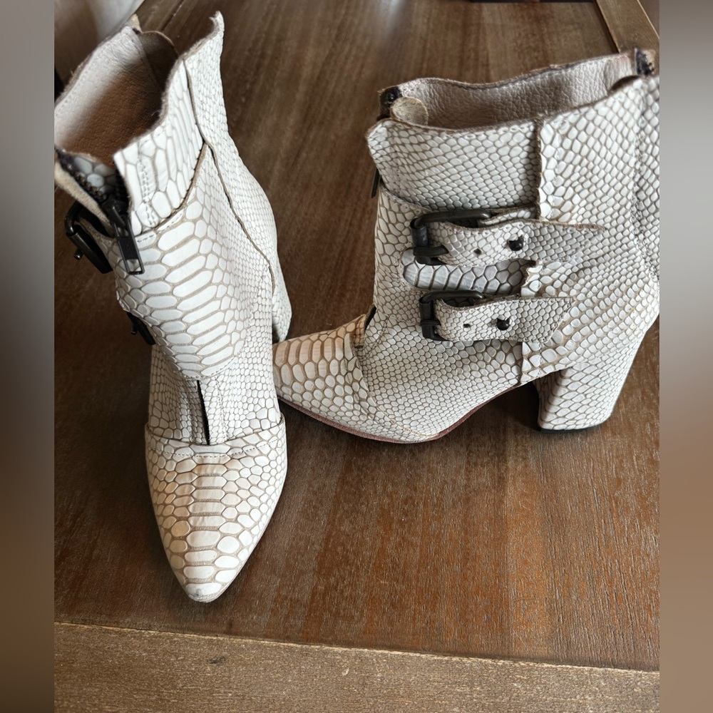 FreeBird Joey- white snakeskin